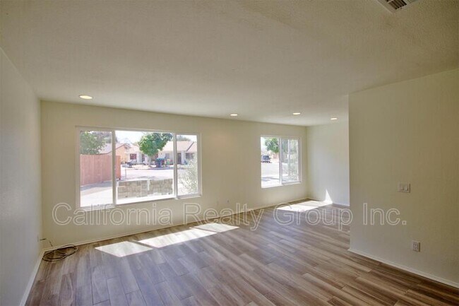 Foto del edificio - 2480 Tahoe Cir
