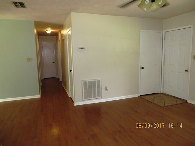Foto del edificio - Charming 3 bedroom house for rent August 6, 2026, w/ a garage and privacy fenced back yard for $1...