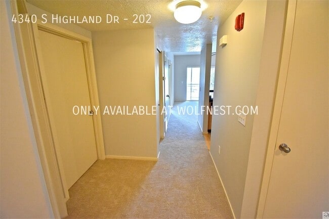 Building Photo - Beautiful 2 Bedroom Holladay Condo!