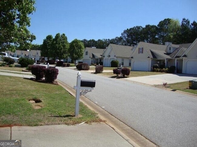 Building Photo - 245 Courtyard Dr