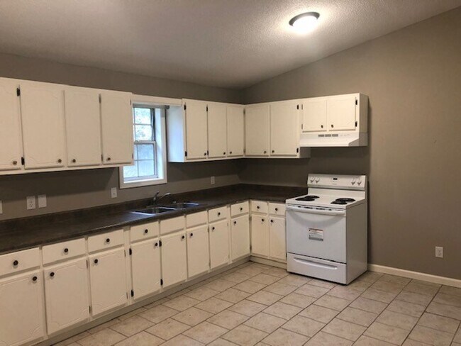 Building Photo - Renovated 3 Bedroom 2 Bath Home for Rent!
