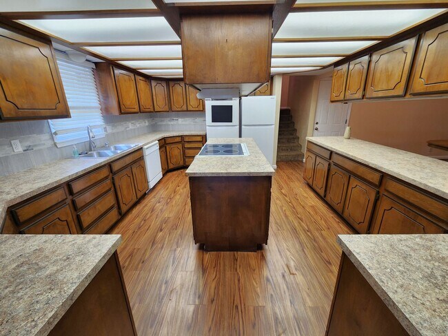 Foto del edificio - All utilities paid! 5BR, 3BTH spacious home.