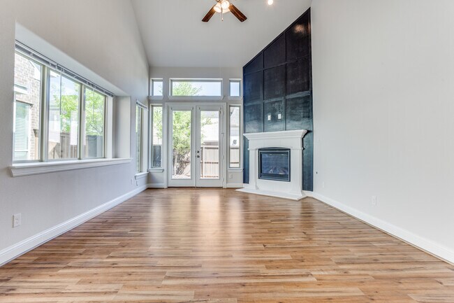 Building Photo - 8708 Fairway Ln