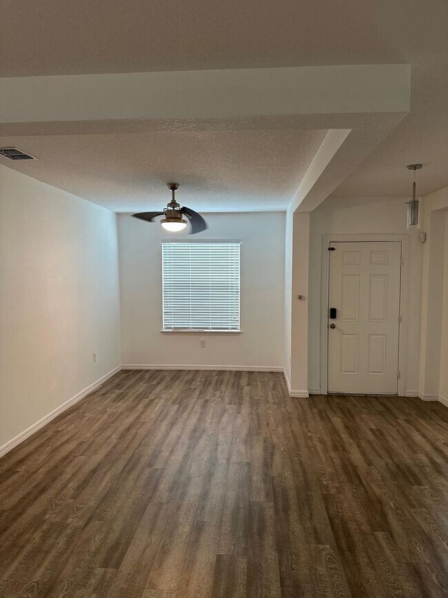 Building Photo - Charming 4/3 single family 3 car garage home