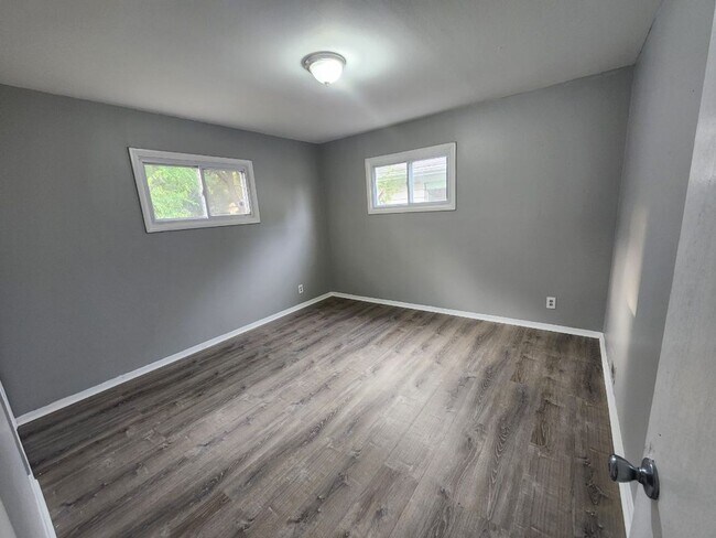 Building Photo - Single Family 4 Bedroom unit Available NOW