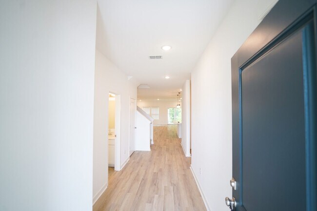 Foto del edificio - Available Now!