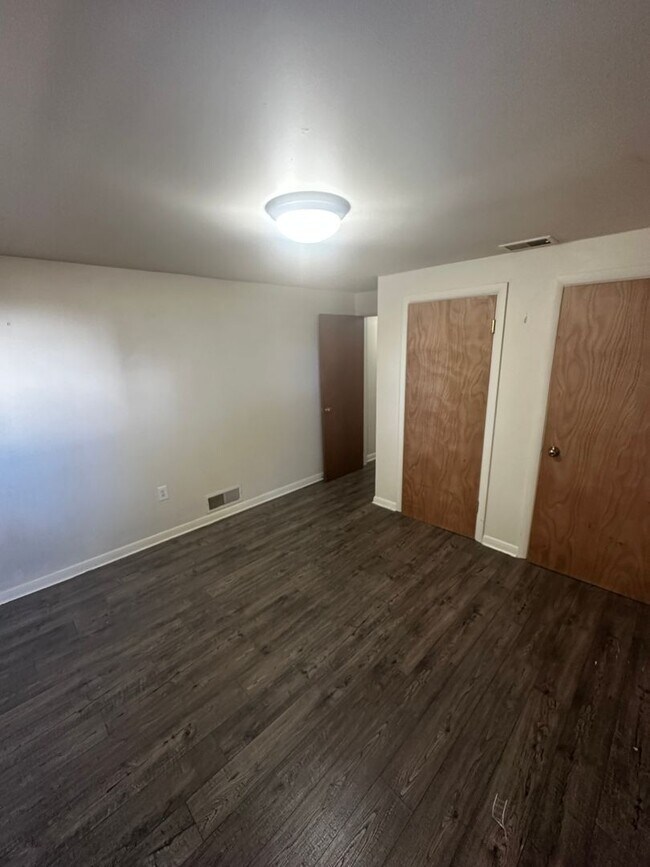 Foto del edificio - Two Bedroom Apartment Steps from Camus
