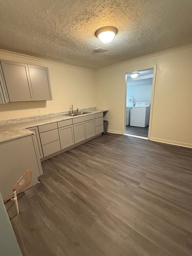 Building Photo - Spacious 3 Bedroom Duplex Near McConnell A...