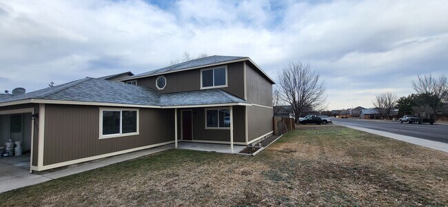 Building Photo - 3115 SW Metolius Ave