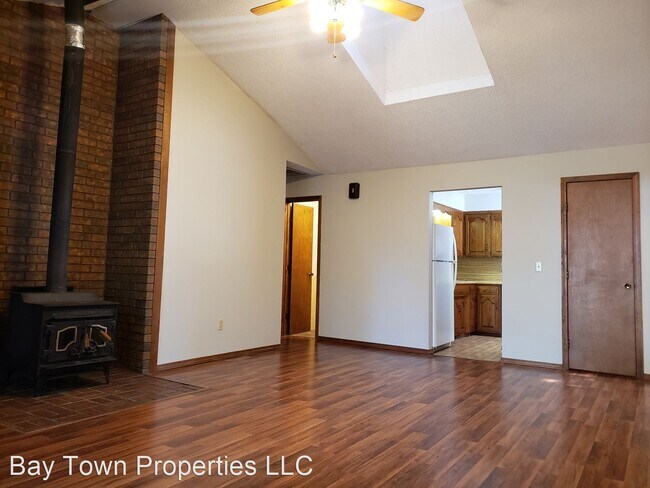 Building Photo - 2 br, 2 bath House - 204 Village Ct.