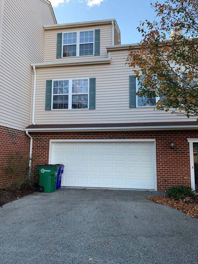 Foto del edificio - 3 Bedroom 2 Bath Townhouse with 2 Car Garage