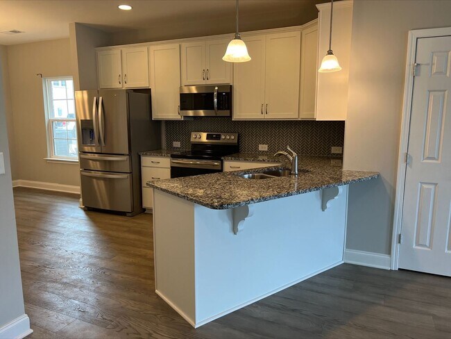 Building Photo - Beautiful Open Concept in a Convenient Loc...