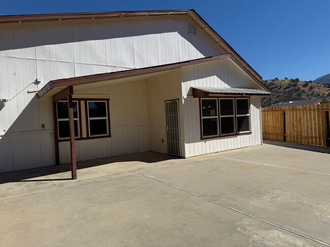 Foto del edificio - Charming Barndominium Rental with Scenic Foothill Views – Springville, CA