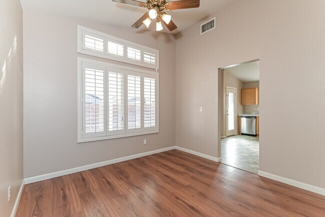 Foto del edificio - 6125 Wild Berry Dr