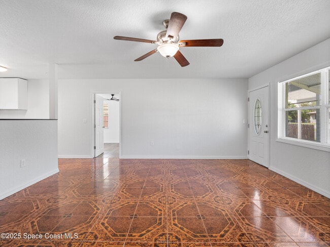 Building Photo - 2033 Robinhood Dr