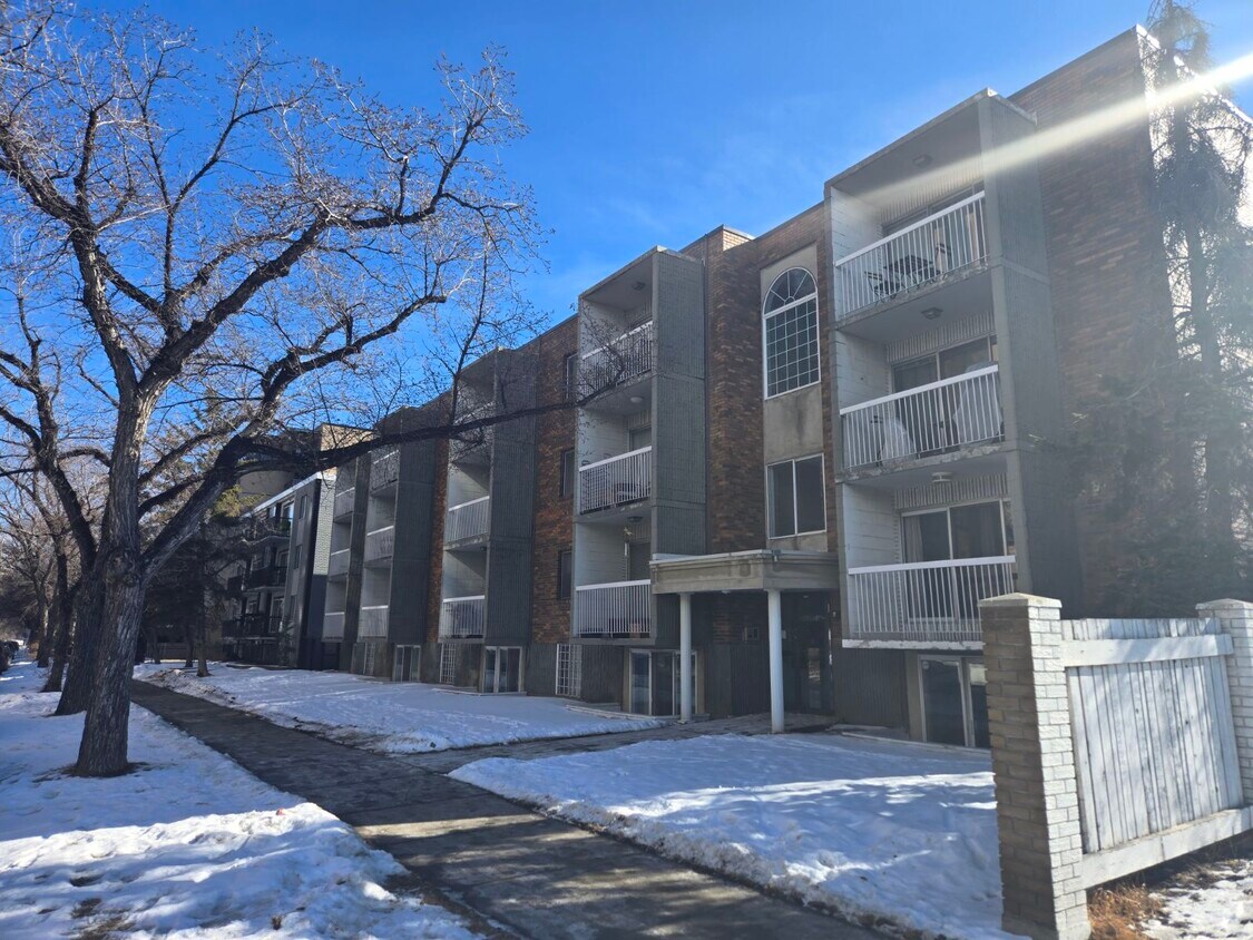 Photo du bâtiment - 1337-1313 13 Ave SW