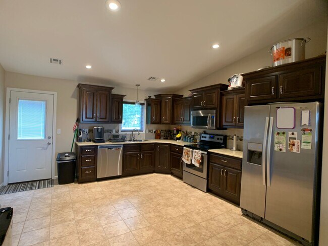 Foto del edificio - SUPER CUTE DUPLEX ON THE WEST SIDE OF TOWN!