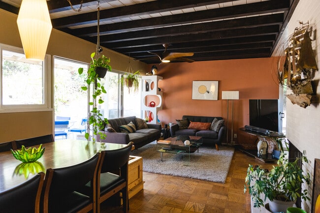 Foto del edificio - 1021 College View Ln
