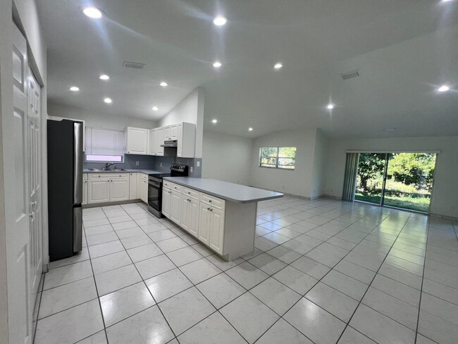 Building Photo - 1096 Staghorn St