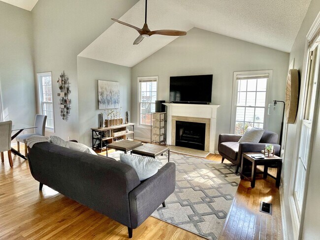 Building Photo - 3 Bedroom 2.5 Bathroom Home w/ 1 car garag...