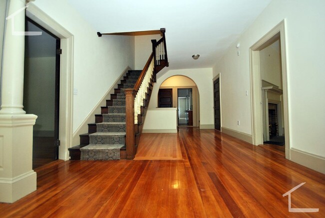 Foto del edificio - Awesome 6 Bed - 3 Bath Allston Apartment