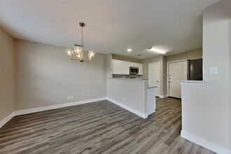 Building Photo - 17303 Davenway Dr