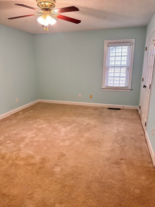 Building Photo - 912 S Hornbeam Dr