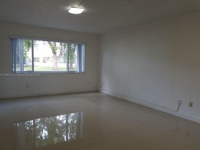 Foto del edificio - 1540 NE 191st St