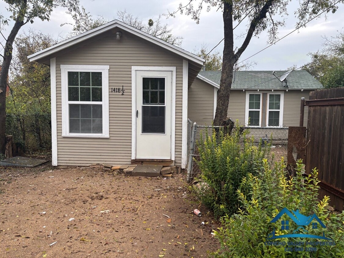 Foto principal - For Rent - 1 Bed/ 1 Bath Garage Apt - 1418 1/2 S Van Buren