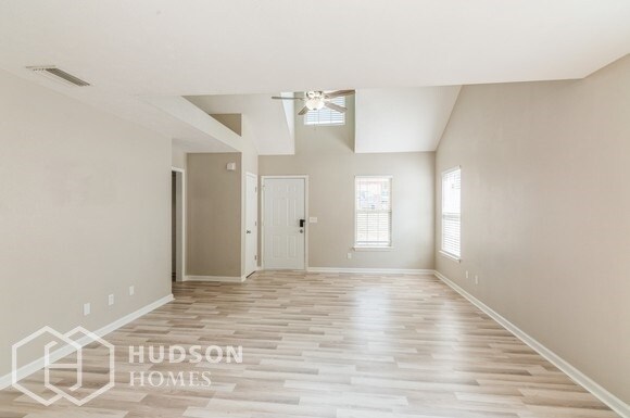 Foto del edificio - NOW AVAILABLE! - 1557 James Gafford Dr, La...