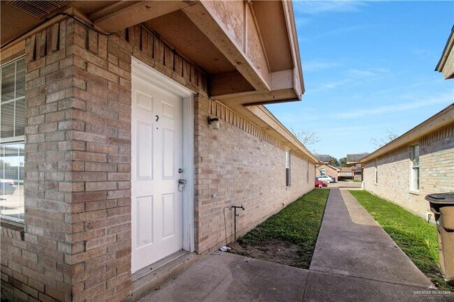Building Photo - 2618 Presidio Dr