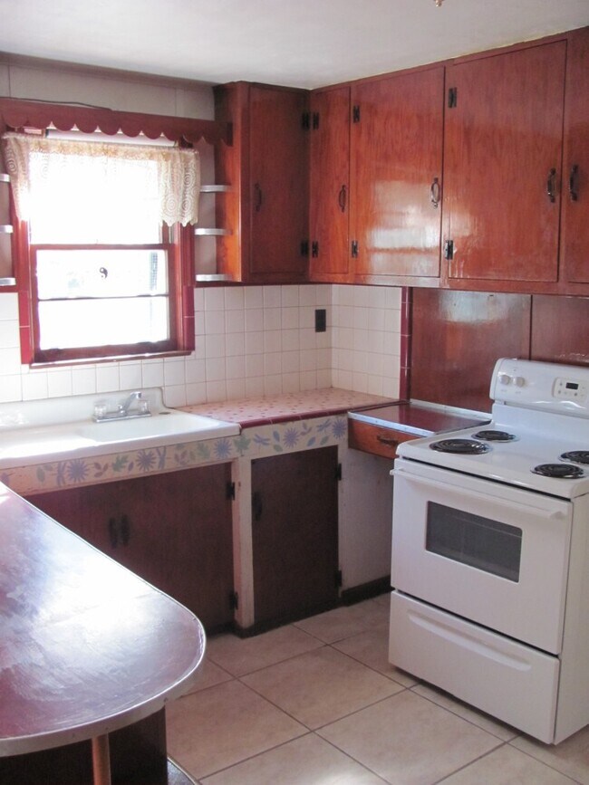 Foto del edificio - 2/2 house with ceramic tile!