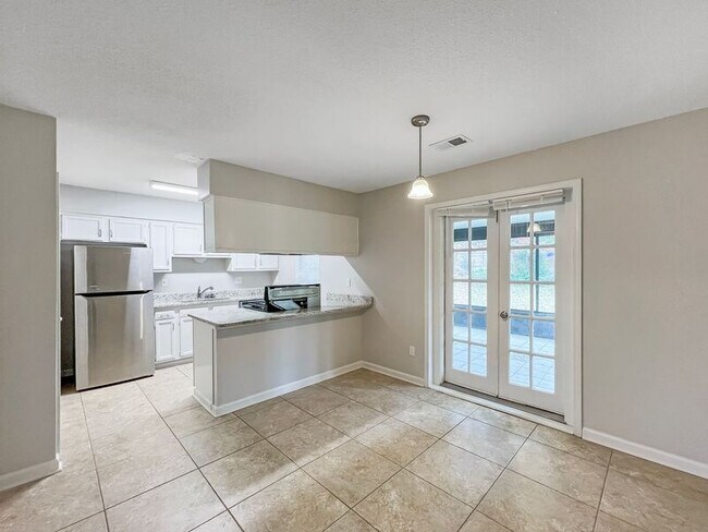 Foto del edificio - 3380 Laurel Dr