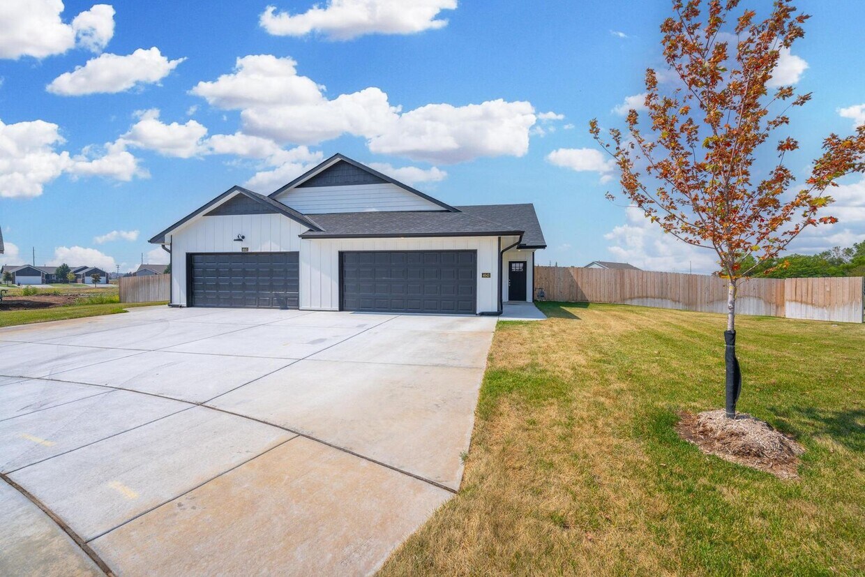 Primary Photo - BRAND NEW Town Home with 2 Car Garage - Pe...