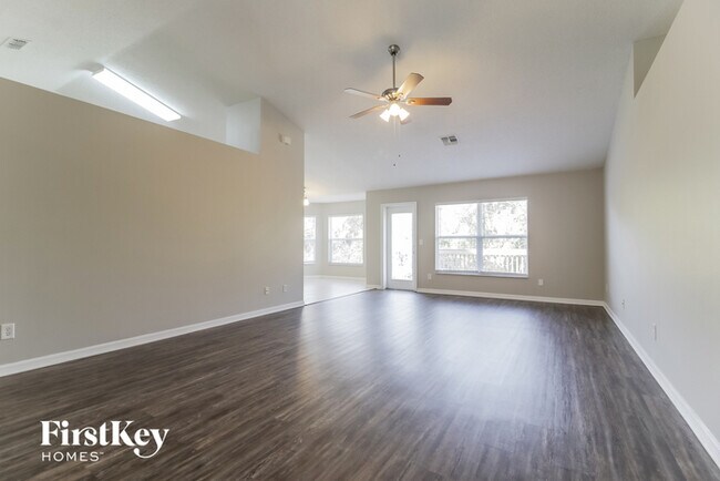 Foto del edificio - 657 Winding Lake Dr