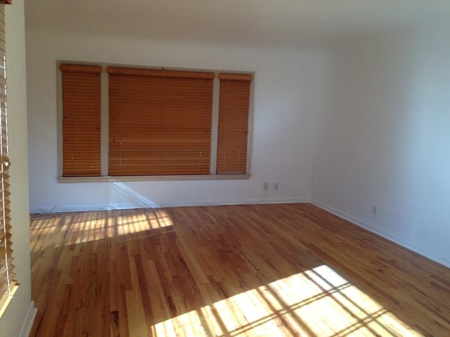Building Photo - 1008 Woodford Ave