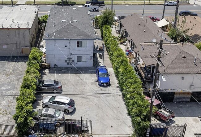 Building Photo - 11116 S Figueroa St