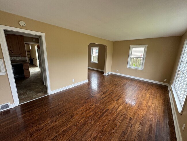 Foto del edificio - Charming 3 Bedroom Home With Fireplace and 2-Car Garage in Moline!
