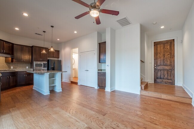 Foto del edificio - Beautiful 2 Bedroom, 2.5 Bath Townhome in Northwest Austin