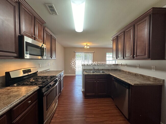 Foto del edificio - 5 Bedroom 3 Bathroom Home in Northlake Com...