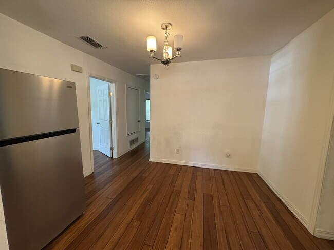 Building Photo - 3 bedroom 2 bath with a bonus room!