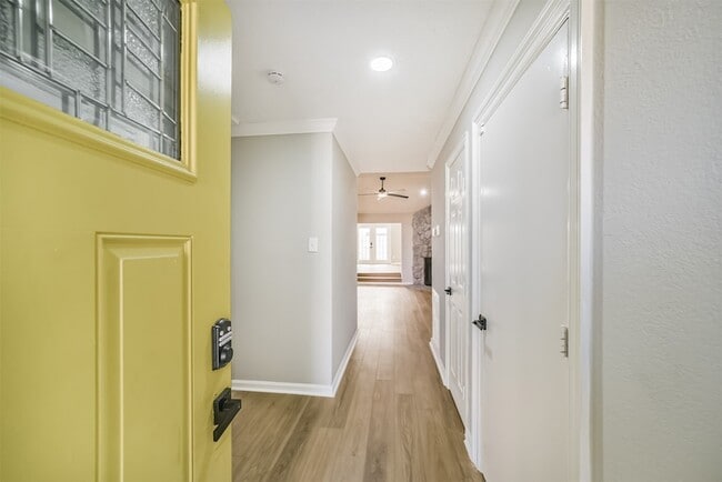 Photo - 10826 Thorncliff Dr House