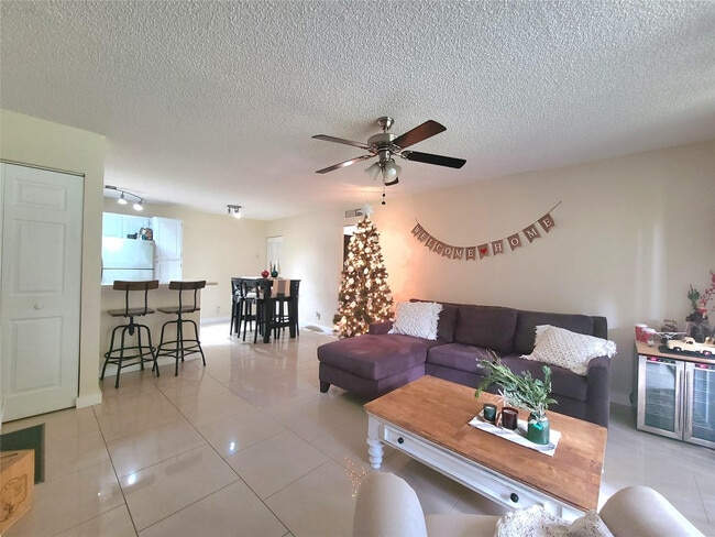 Foto del edificio - 801 Lyons Rd