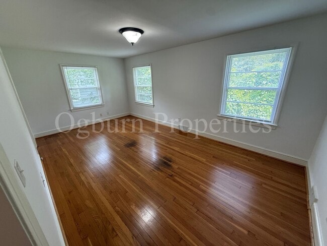 Foto del edificio - 2403 Lyndhurst Ave