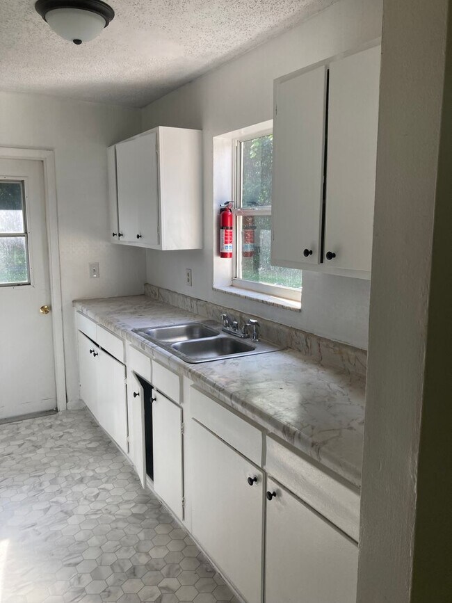 Foto del edificio - 3 Bed 1 Bath Home | Pet Friendly | Washer Dryer Hook Ups | Section 8 Welcome