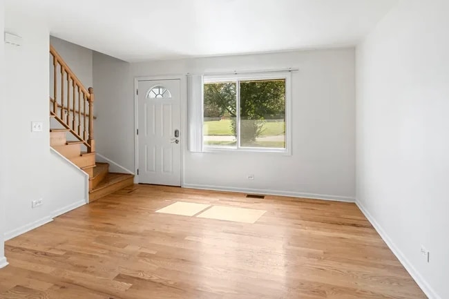 Building Photo - BEAUTIFUL LARGE 1 BED/1 BATH TOWNHOUSE RENTAL W/IN-UNIT LAUNDRY AND PARKING.....MUST SEE!!
