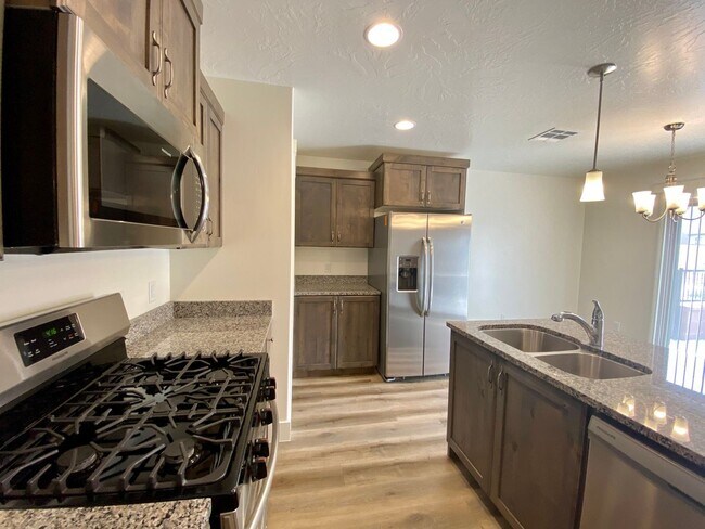 Building Photo - 4 br, 2.5 bath House - 5868 S Charger Loop