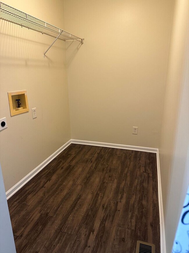 Foto del edificio - 703-705-705 Providence Rd