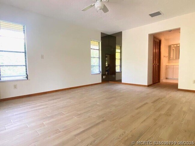 Foto del edificio - 5585 Pennock Point Rd