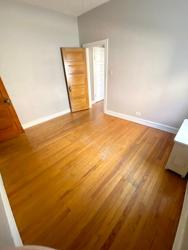bedroom - 1312 N Kedzie Ave